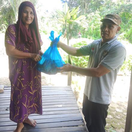 Bantu Warga Lanjut Usia, Pemerintah Desa Tanah Abang Distribusikan Paket Sembako